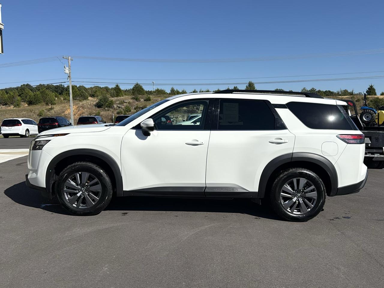 Nissan Pathfinder photo 2