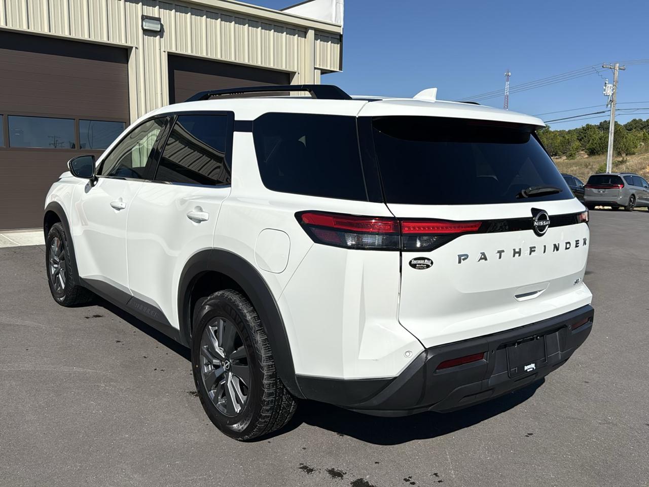 Nissan Pathfinder photo 3