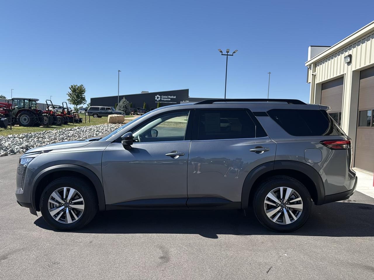 Nissan Pathfinder photo 2