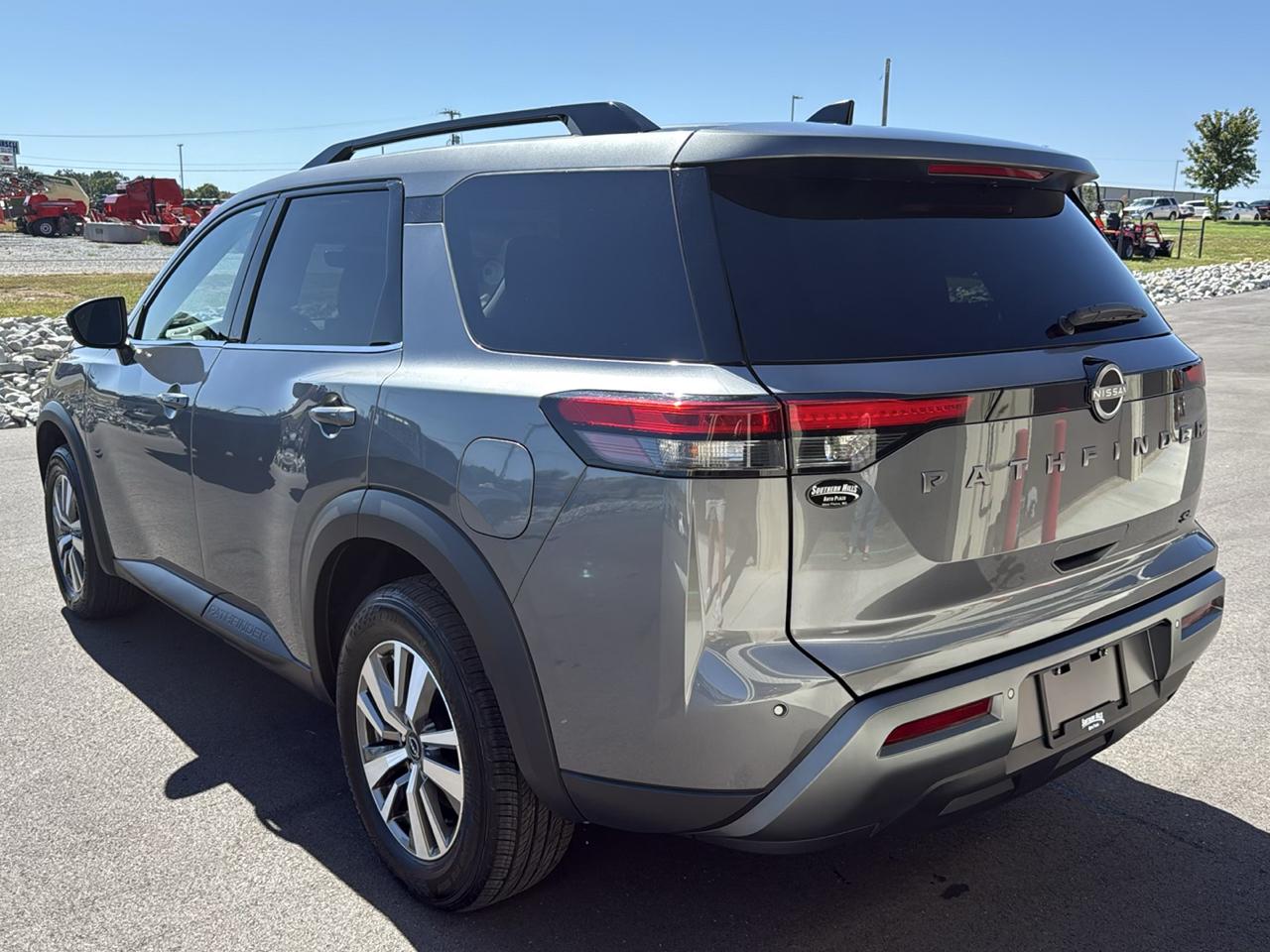 Nissan Pathfinder photo 3