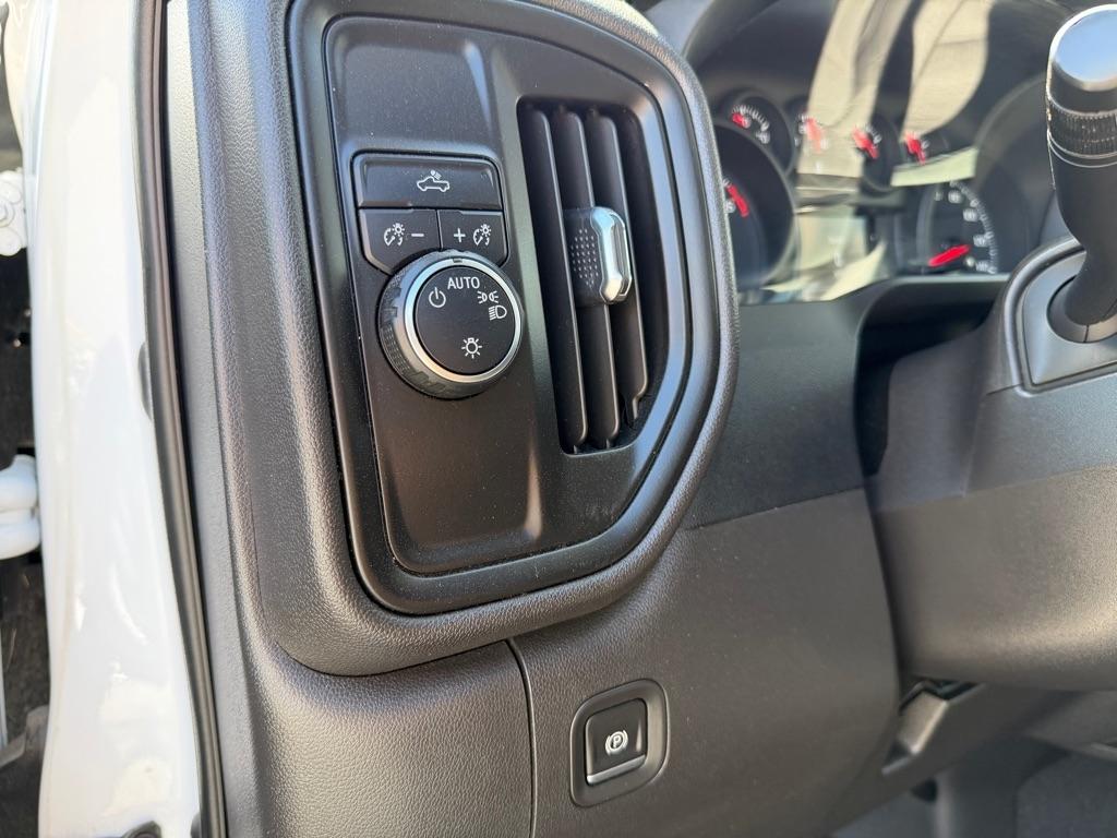 Chevrolet Silverado LTD photo 18