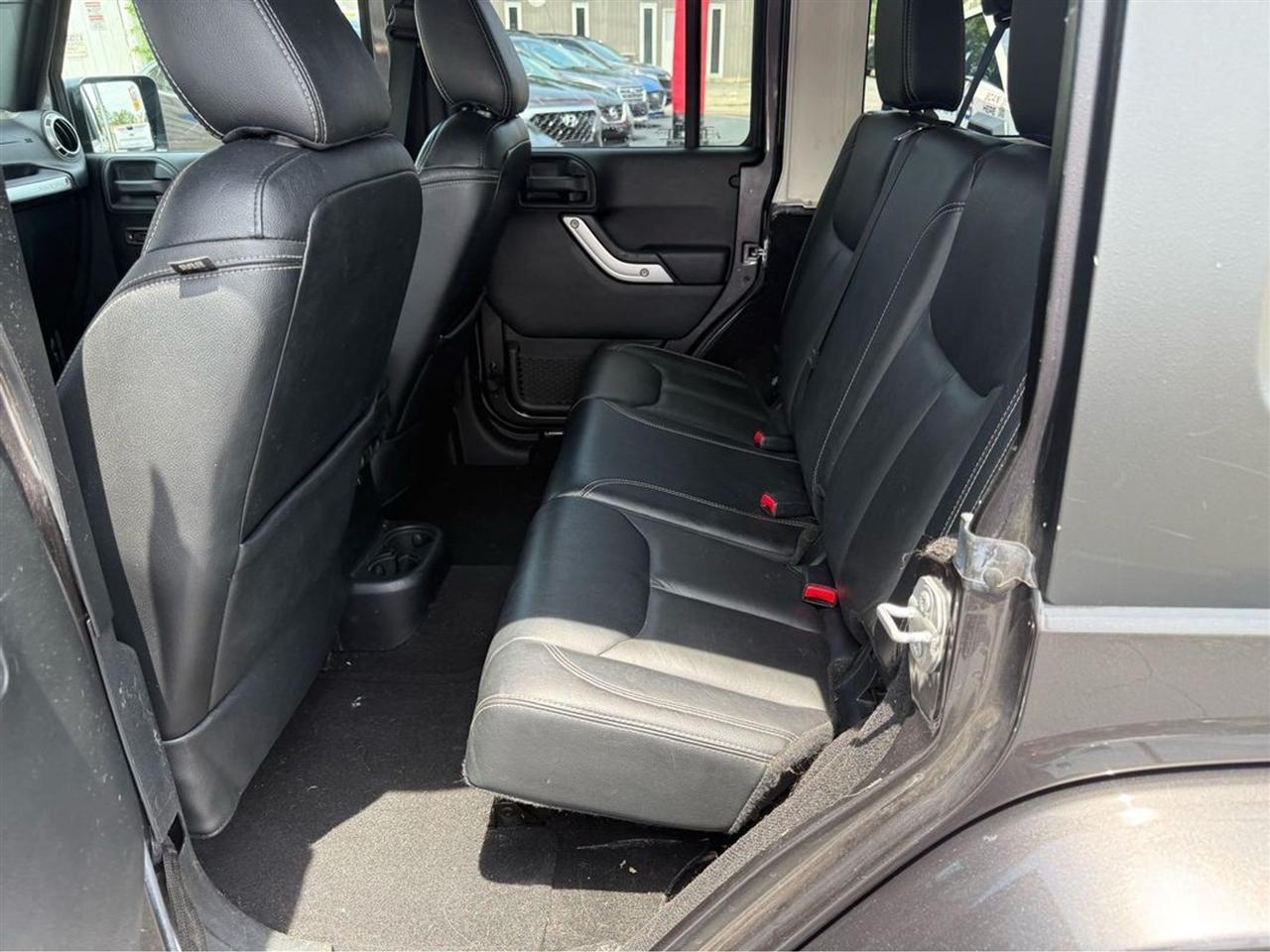 Jeep Wrangler Unlimited 4WD 4dr Sahara 2016