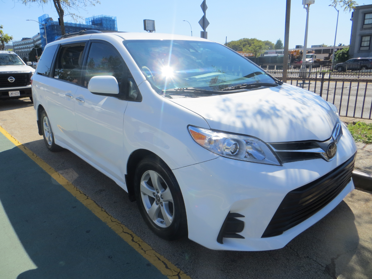 2019 Toyota Sienna LE photo 2