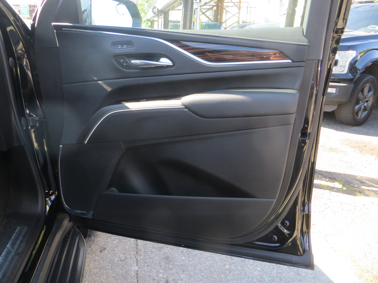 2023 Cadillac Escalade ESV Luxury photo 2