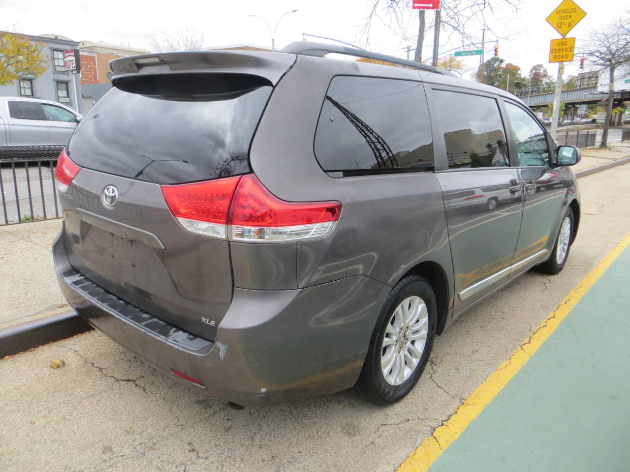 Toyota Sienna XLE FWD 8-Passenger V6 2012 Toyota Sienna XLE FWD 8-Passenger V6 2012