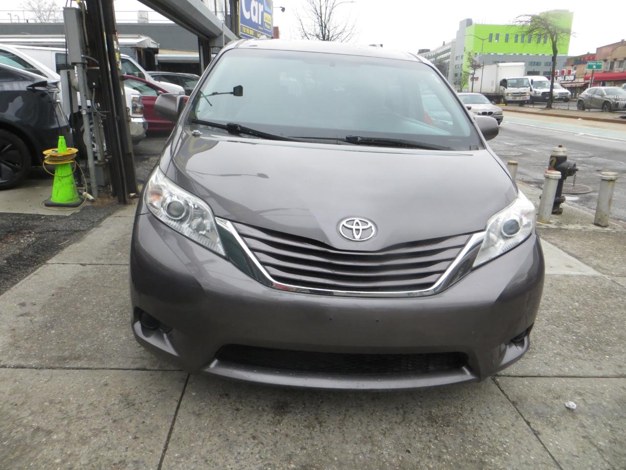 Toyota Sienna LE 2015