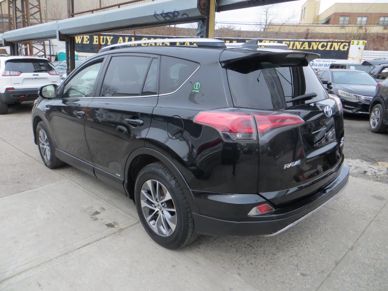 Toyota RAV4 Hybrid XLE 2016