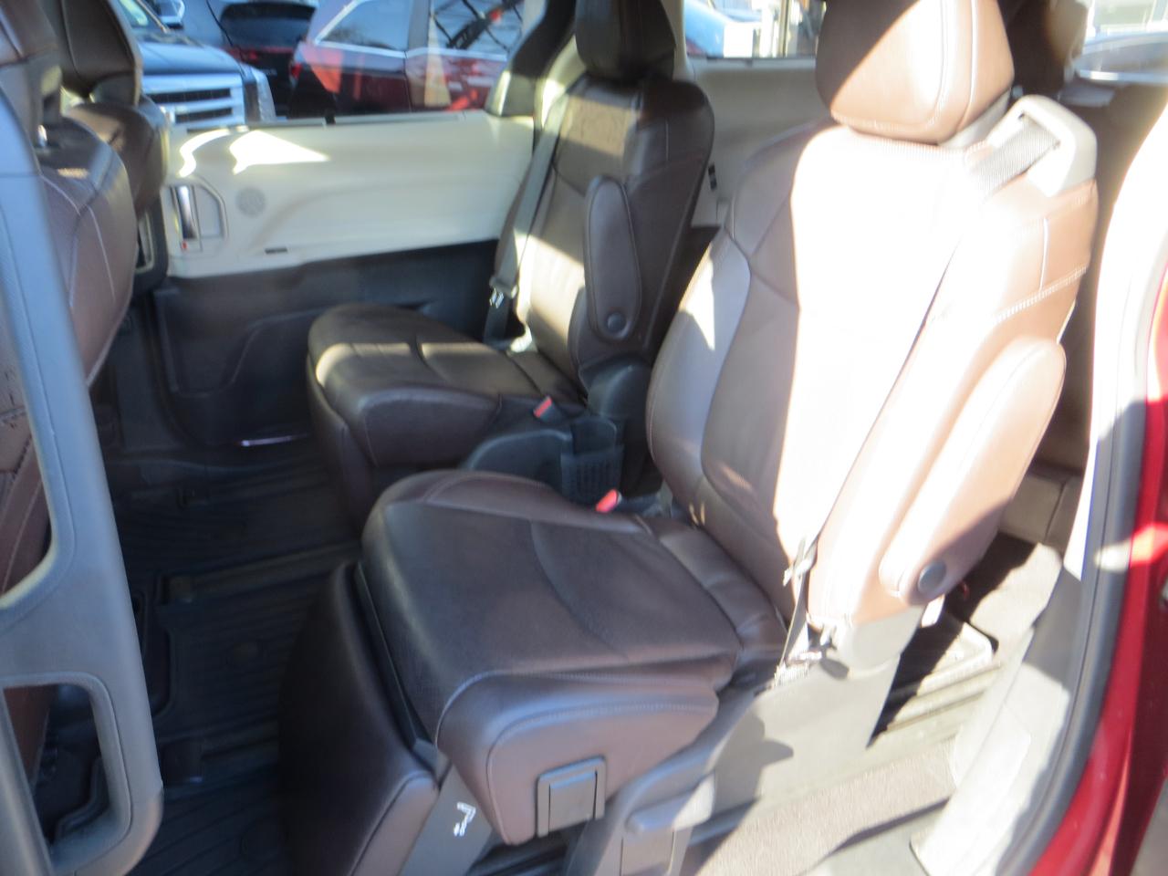 Toyota Sienna Platinum 7-Passenger AWD 2022