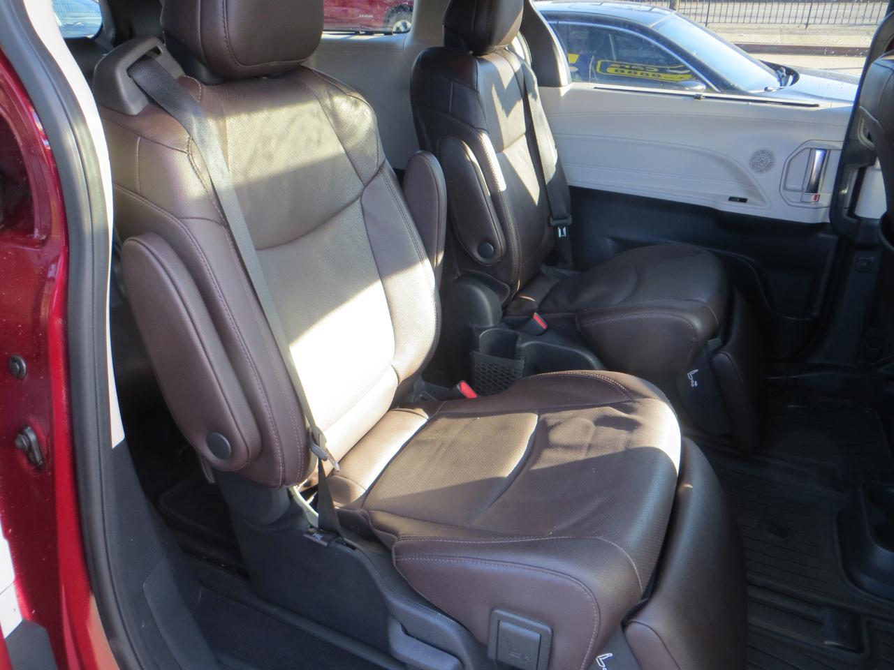 Toyota Sienna Platinum 7-Passenger AWD 2022