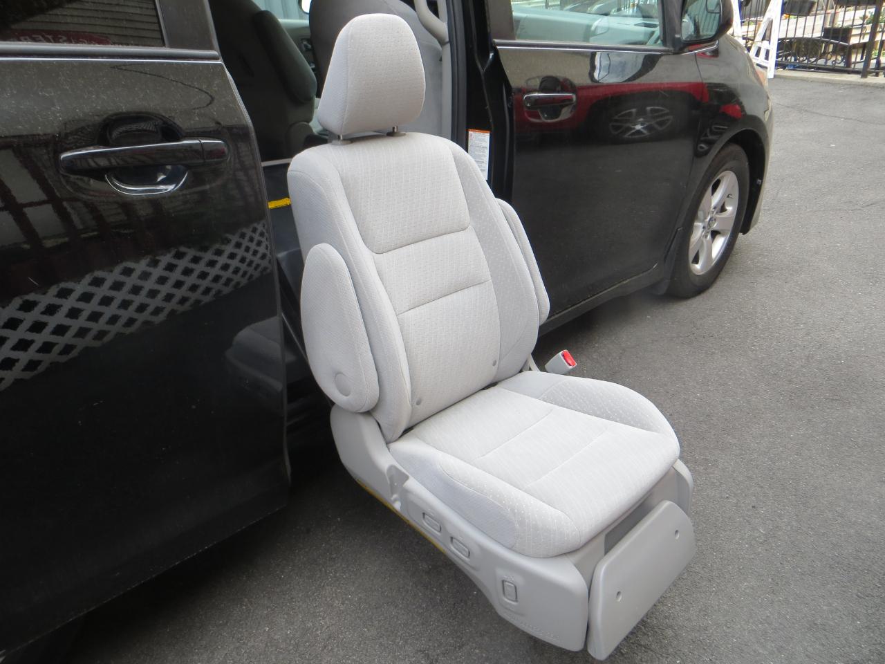 Toyota Sienna LE 8-Passenger 2020