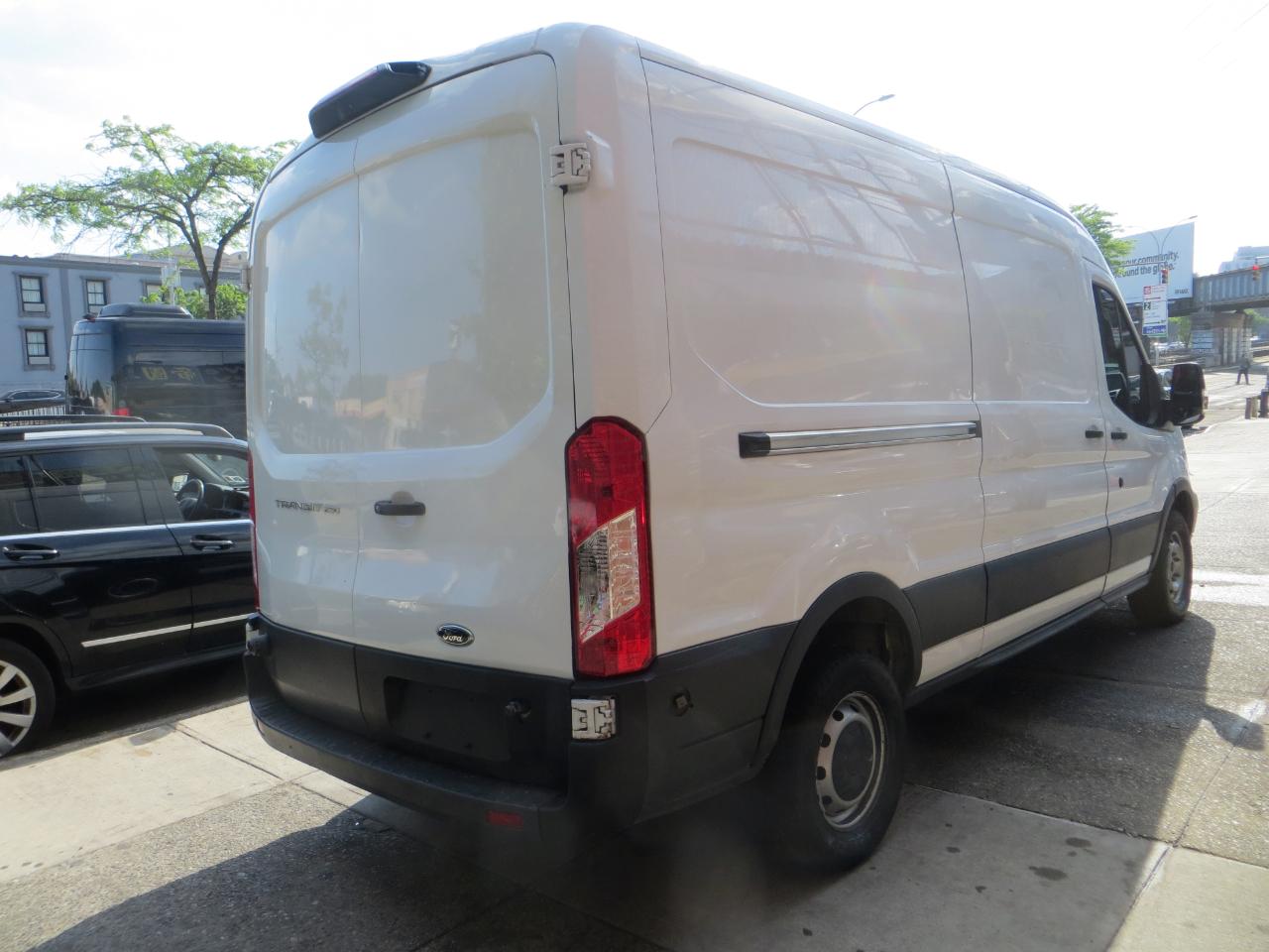Ford Transit 250 Van Med. Roof w/Sliding Pass. 148-in. WB 2018