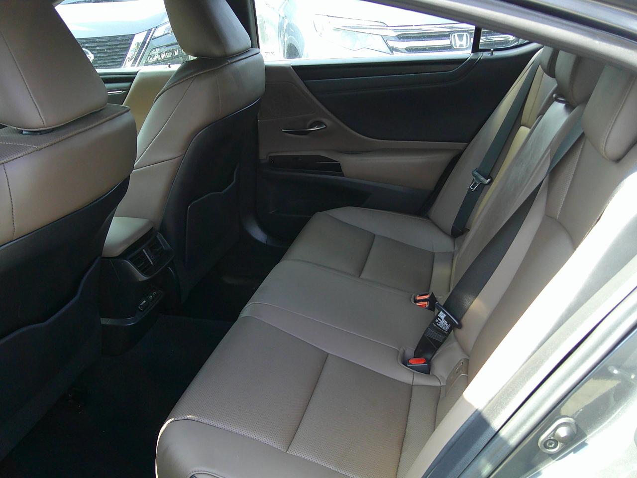 Lexus ES 250 Luxury 2023