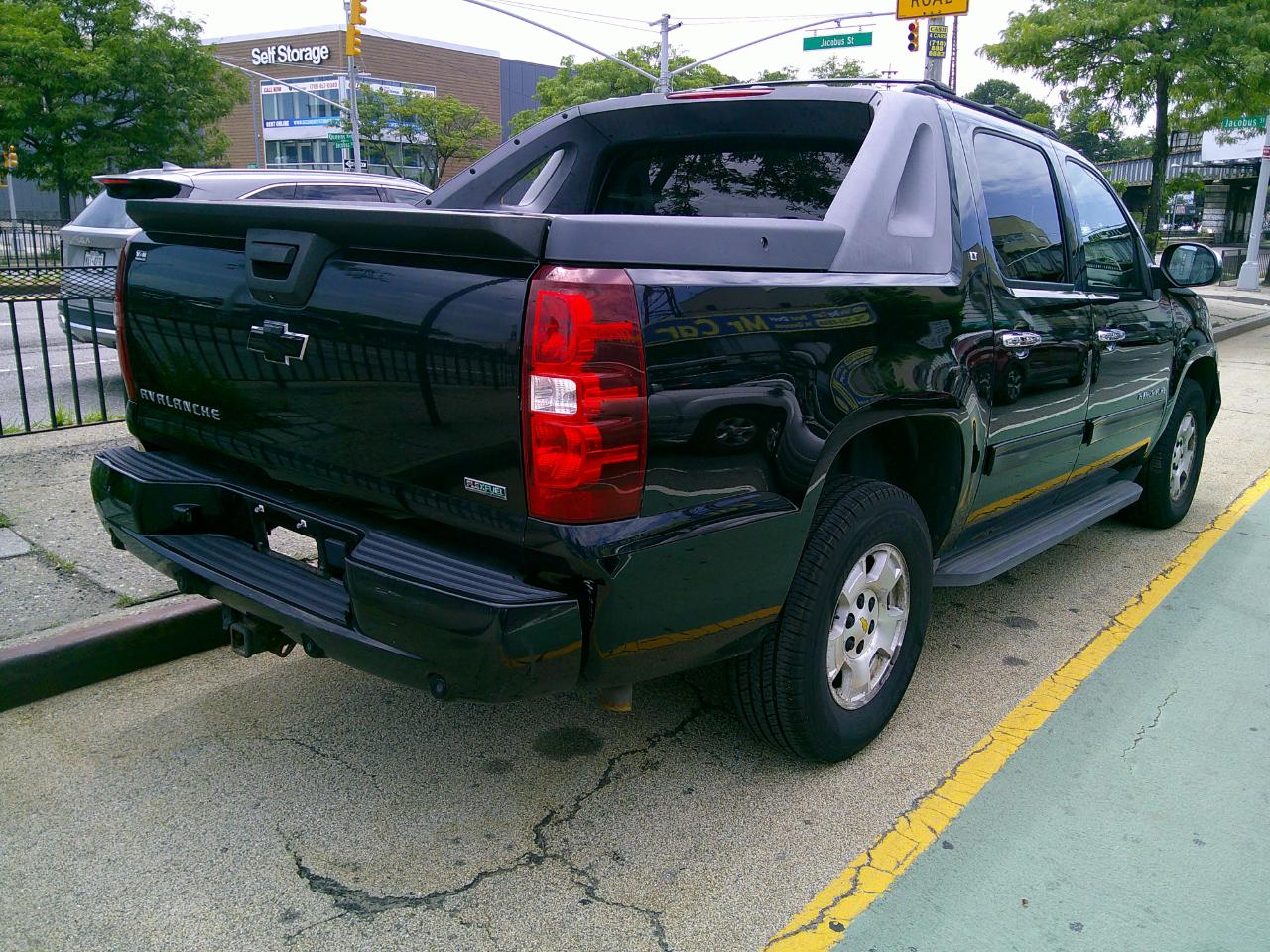 Chevrolet Avalanche LT 4WD 2011