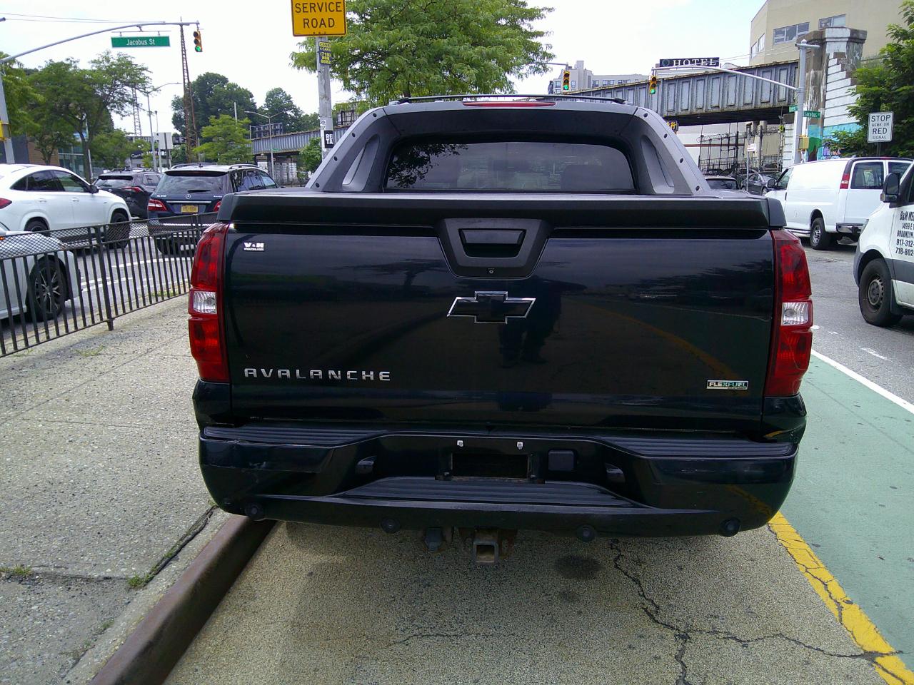 Chevrolet Avalanche LT 4WD 2011