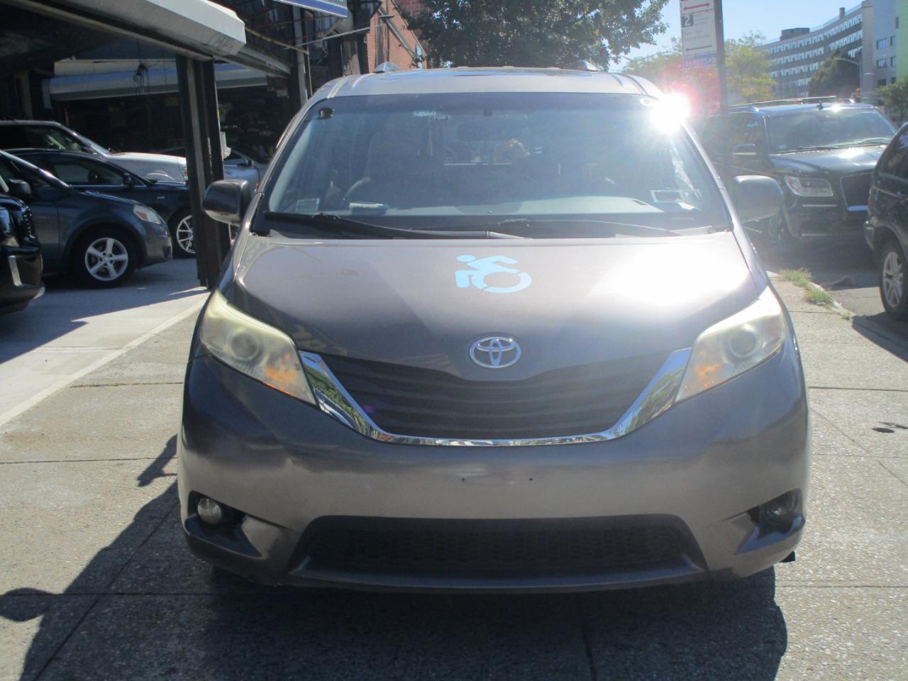 Toyota Sienna XLE FWD 8-Passenger V6 2016