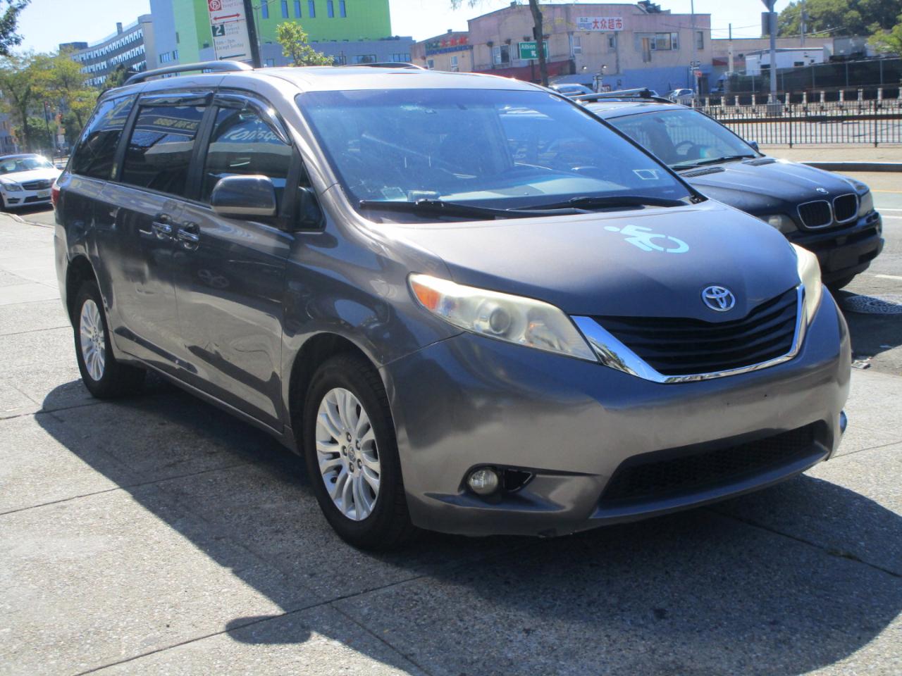 Toyota Sienna XLE FWD 8-Passenger V6 2016
