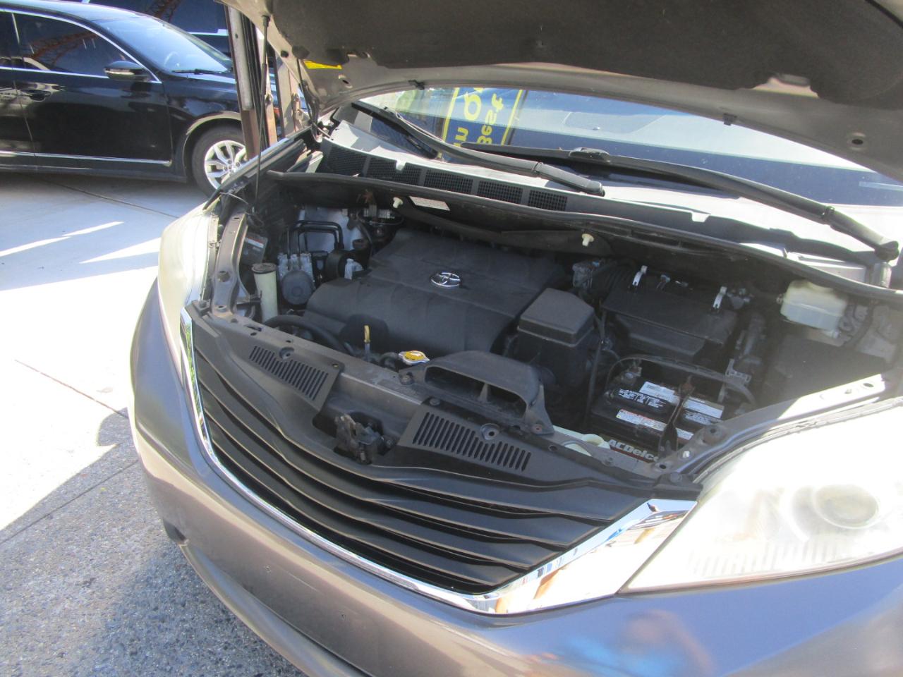 Toyota Sienna XLE FWD 8-Passenger V6 2016