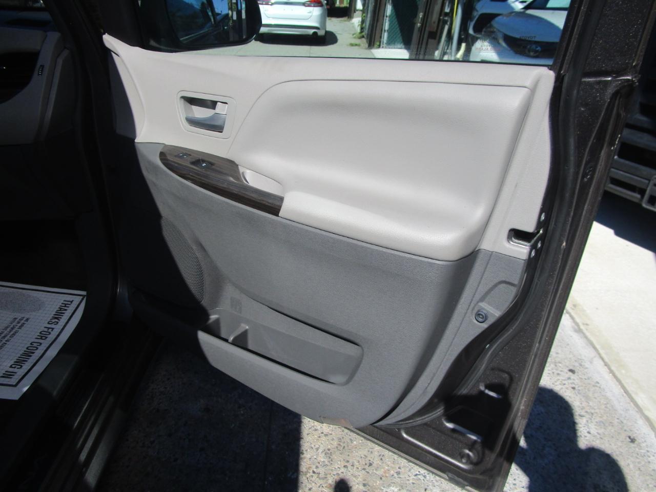 Toyota Sienna XLE FWD 8-Passenger V6 2016