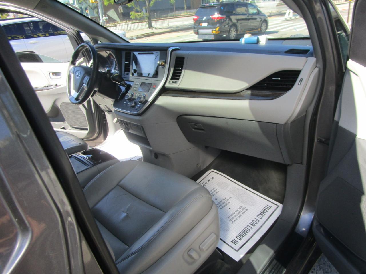 Toyota Sienna XLE FWD 8-Passenger V6 2016