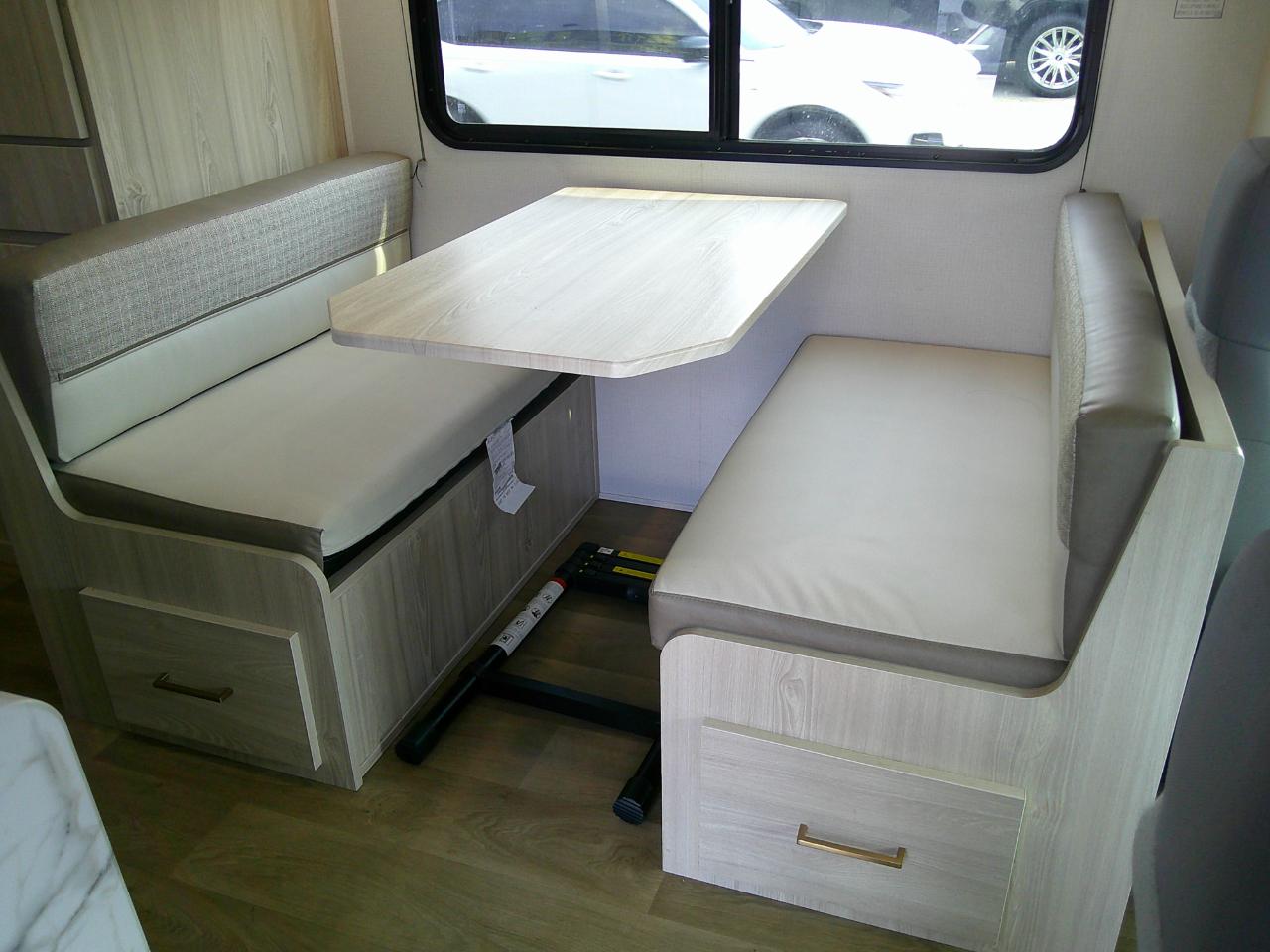Ford Econoline E-350 Super Duty 2026