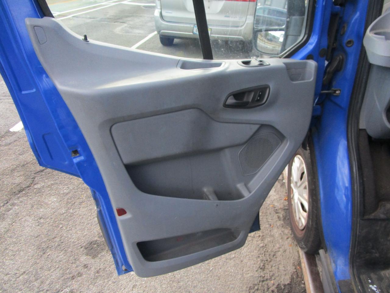 Ford Transit 350 Wagon Med. Roof XL w/Sliding Pass. 148-in. WB 2015