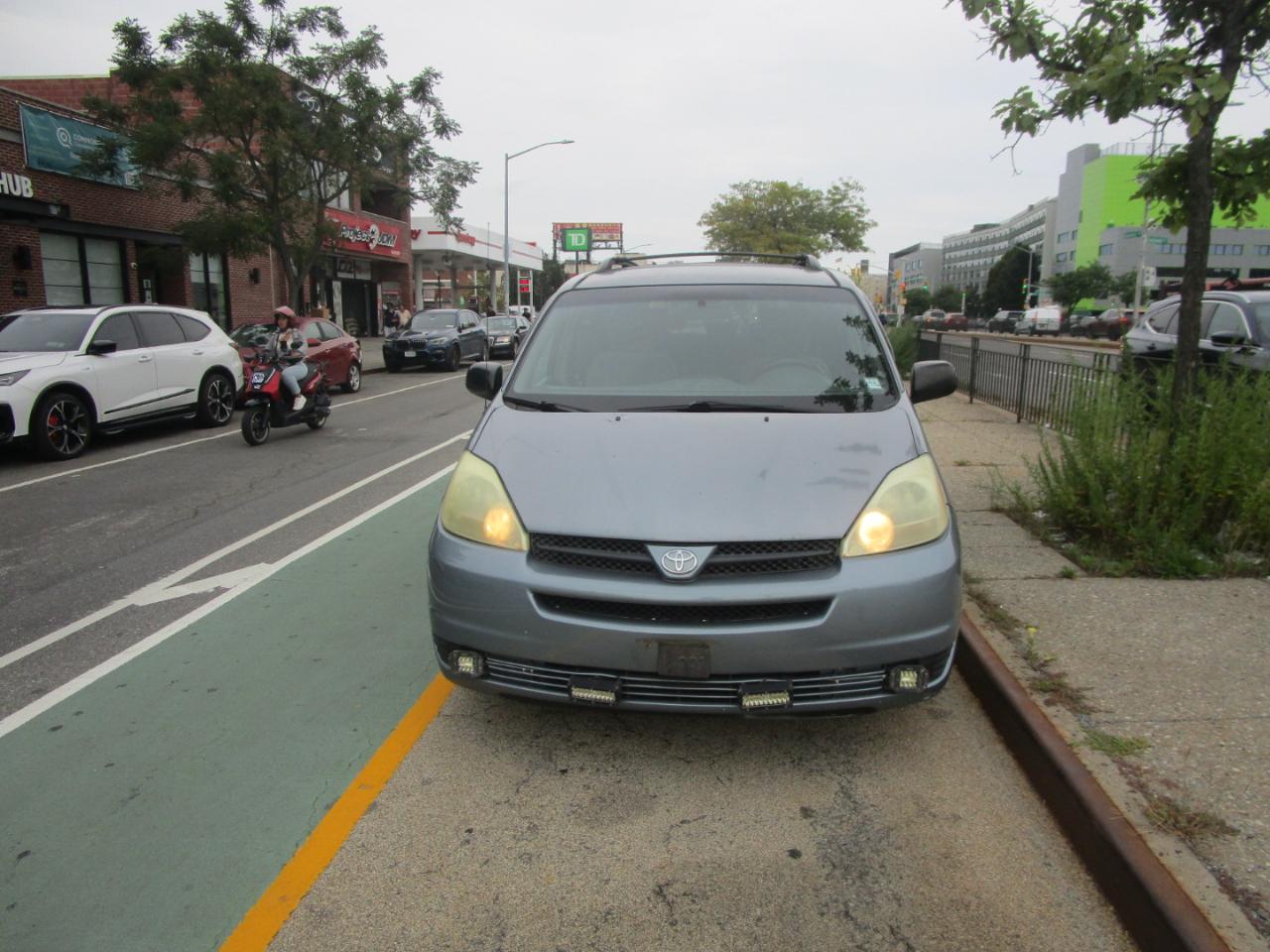 Toyota Sienna LE - 7 Passenger 2004