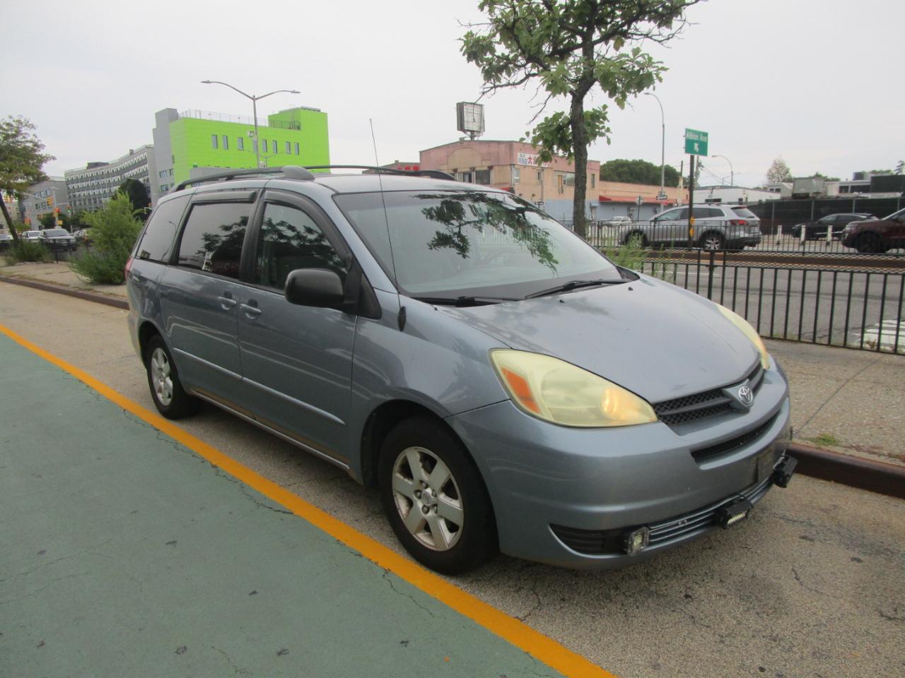 Toyota Sienna LE - 7 Passenger 2004