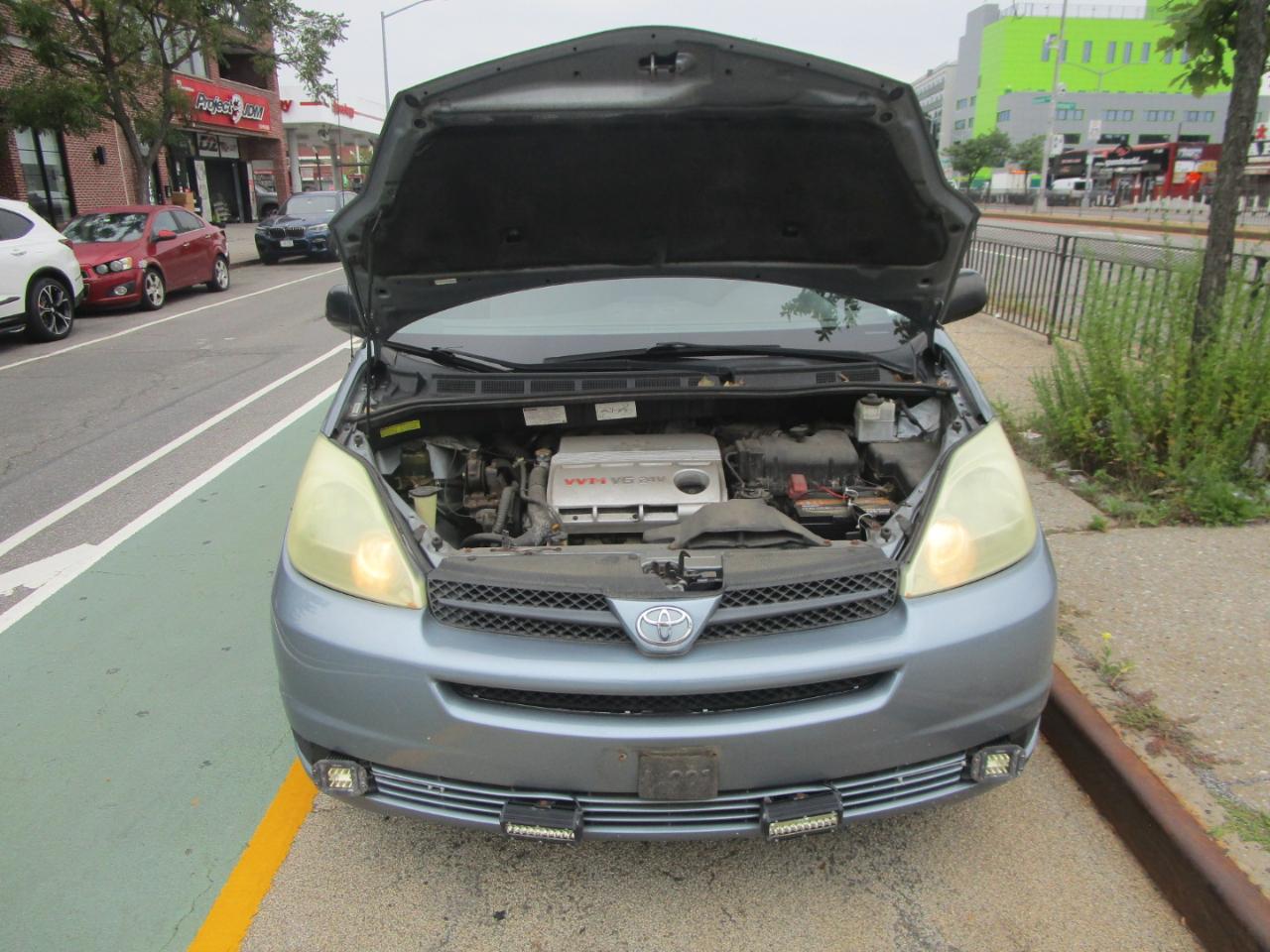 Toyota Sienna LE - 7 Passenger 2004