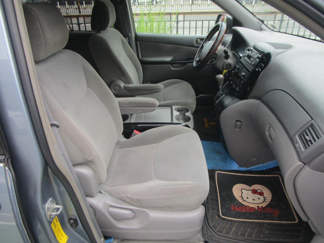 Toyota Sienna LE - 7 Passenger 2004