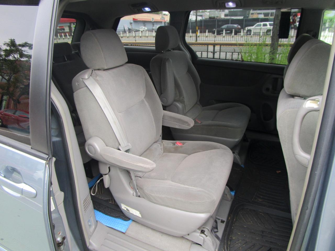 Toyota Sienna LE - 7 Passenger 2004