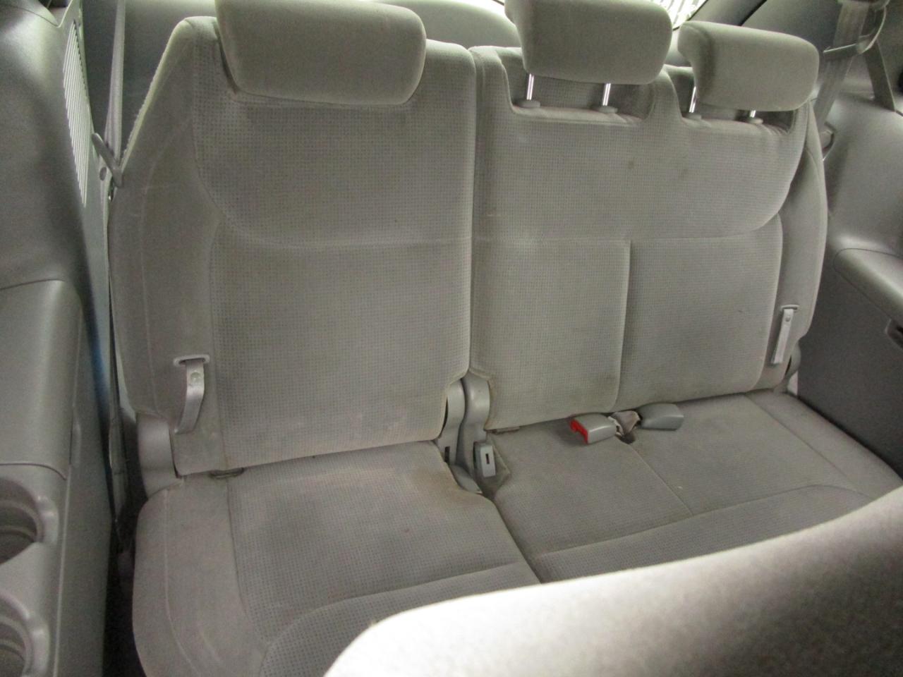 Toyota Sienna LE - 7 Passenger 2004
