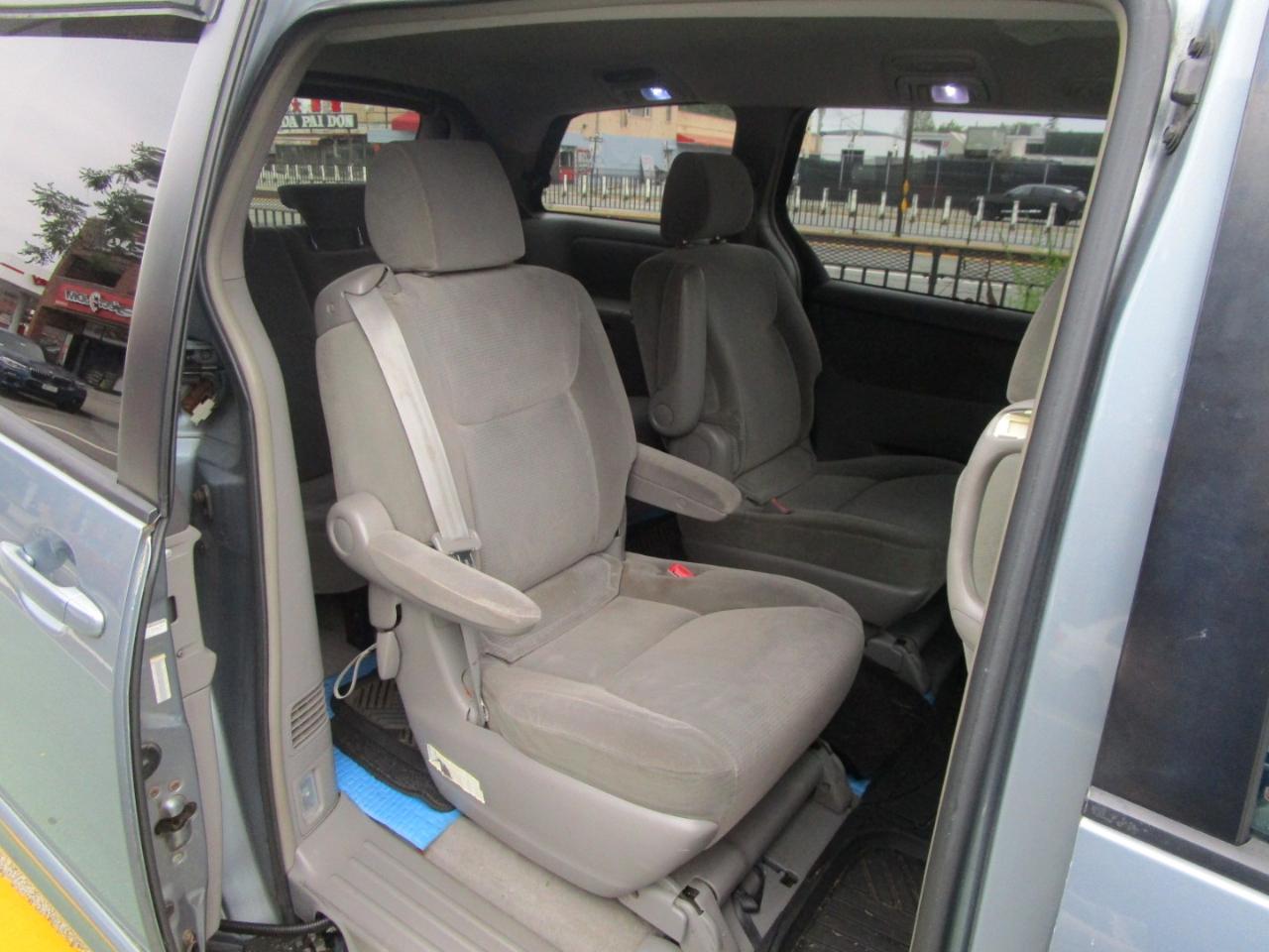 Toyota Sienna LE - 7 Passenger 2004