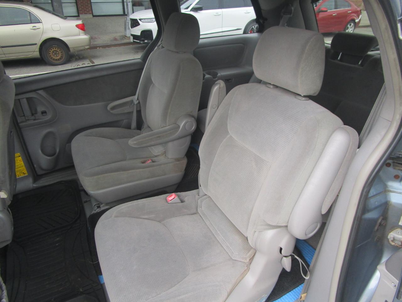 Toyota Sienna LE - 7 Passenger 2004