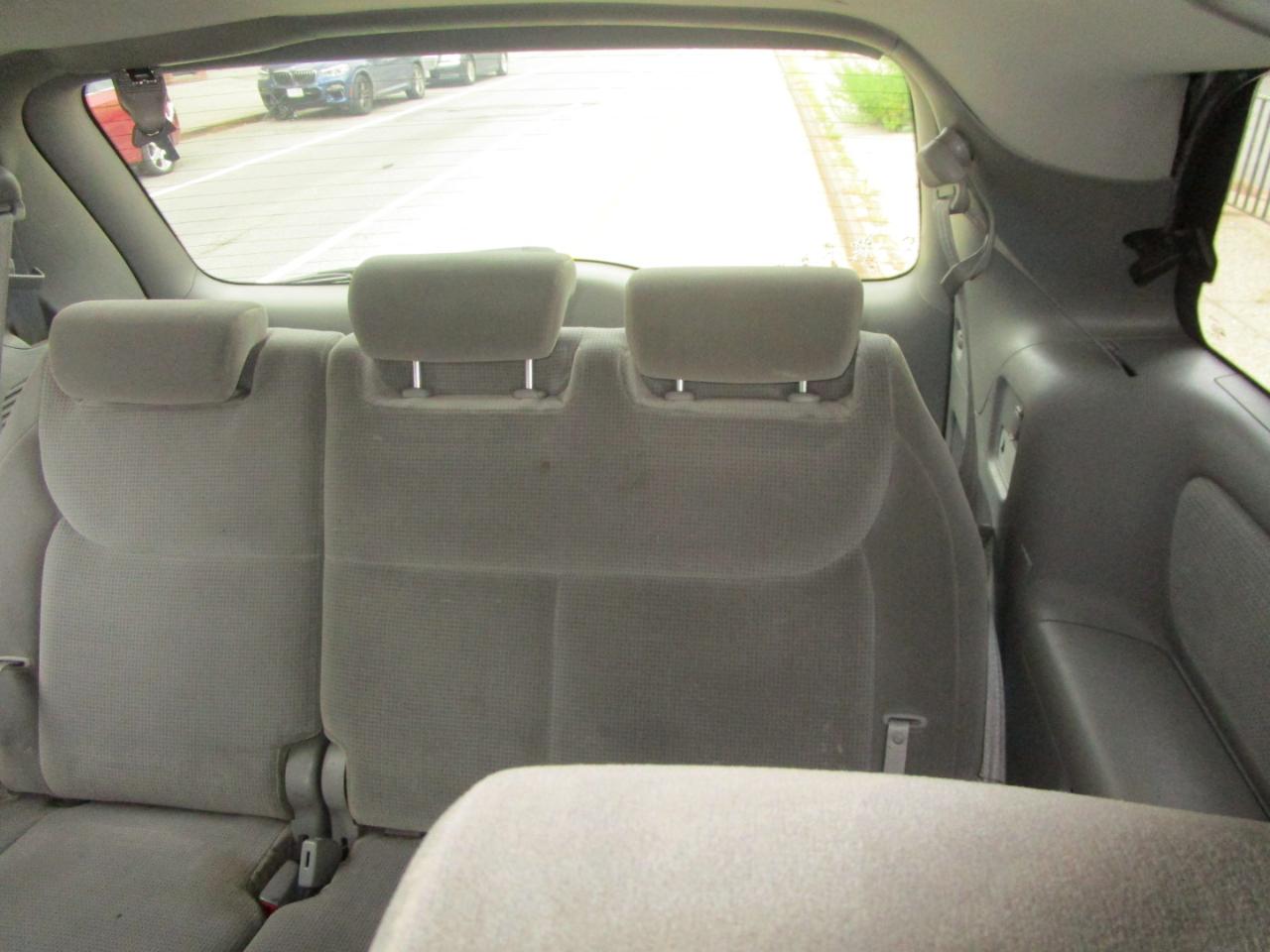Toyota Sienna LE - 7 Passenger 2004