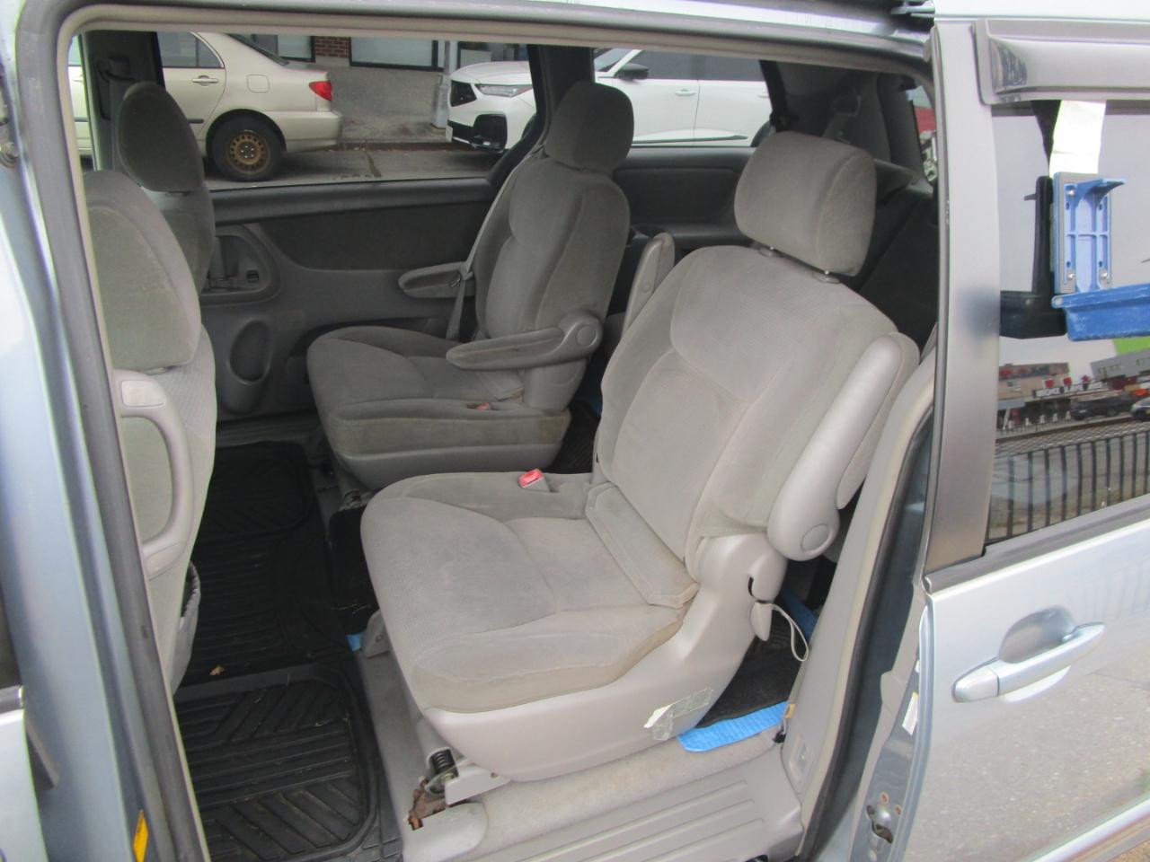 Toyota Sienna LE - 7 Passenger 2004
