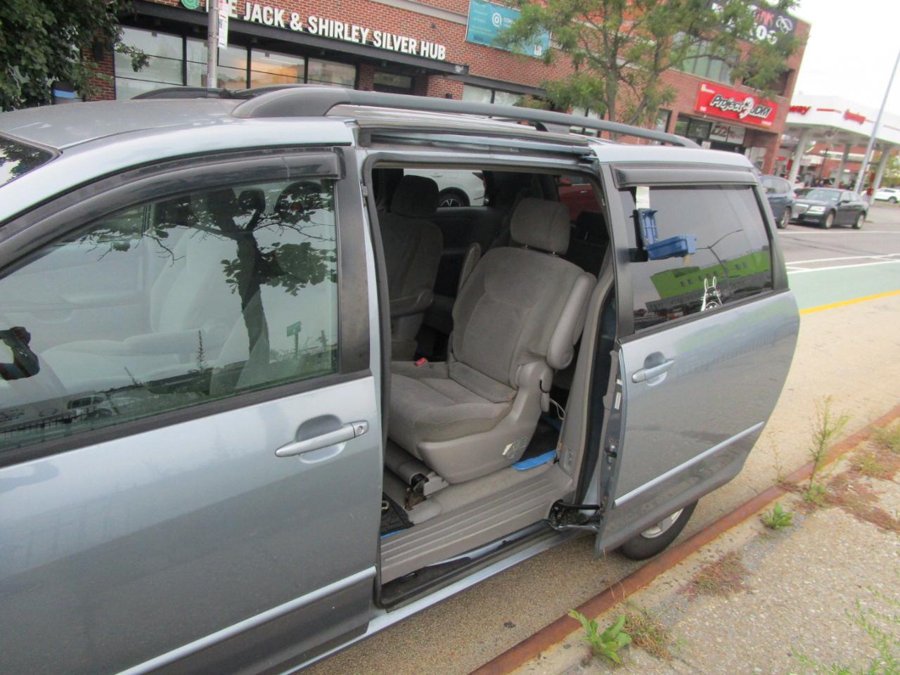 Toyota Sienna LE - 7 Passenger 2004