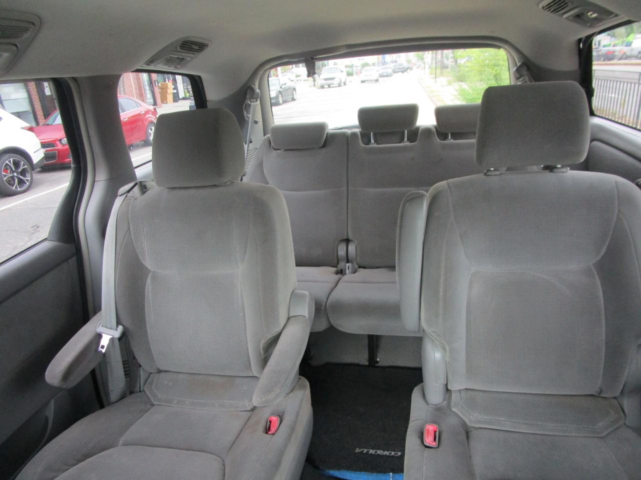 Toyota Sienna LE - 7 Passenger 2004