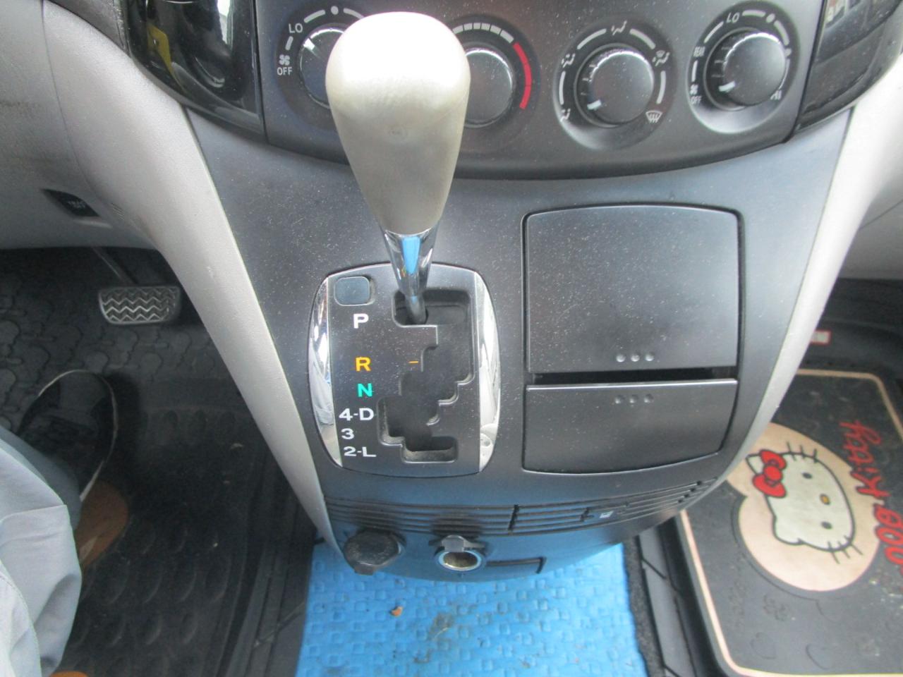 Toyota Sienna LE - 7 Passenger 2004