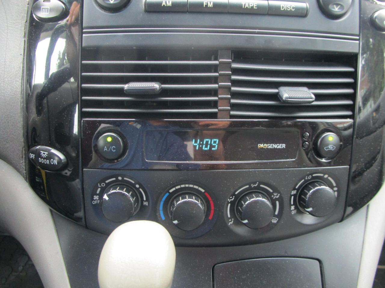 Toyota Sienna LE - 7 Passenger 2004