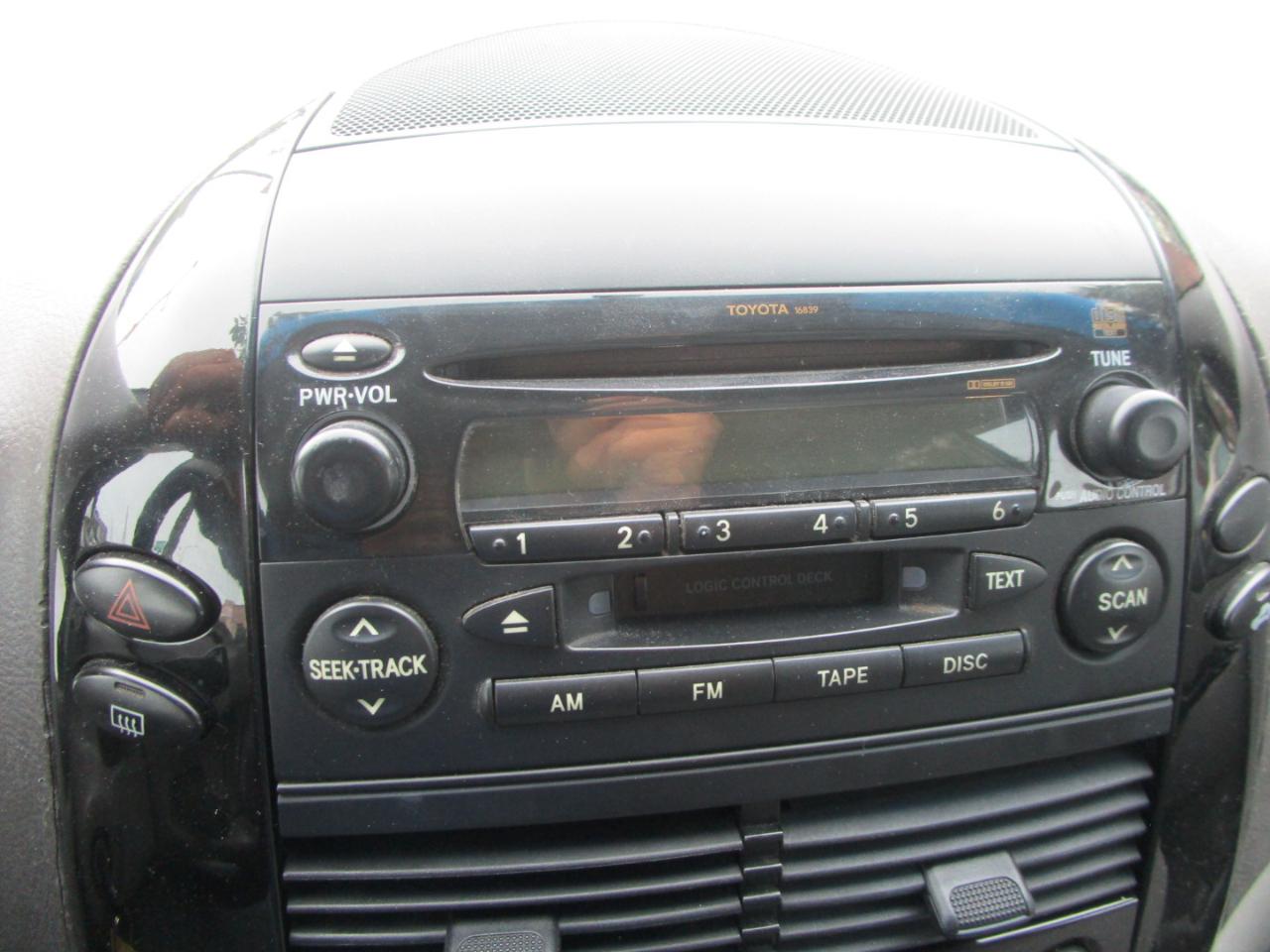 Toyota Sienna LE - 7 Passenger 2004