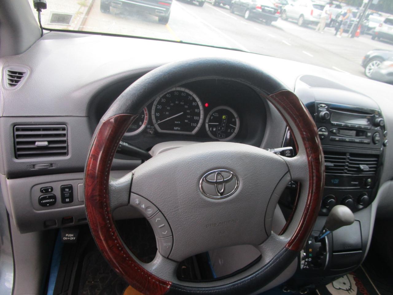 Toyota Sienna LE - 7 Passenger 2004