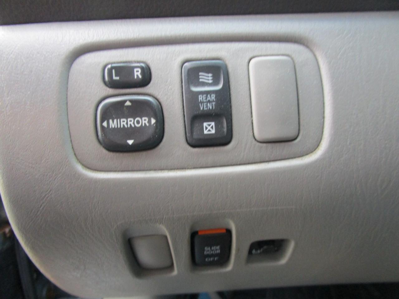Toyota Sienna LE - 7 Passenger 2004