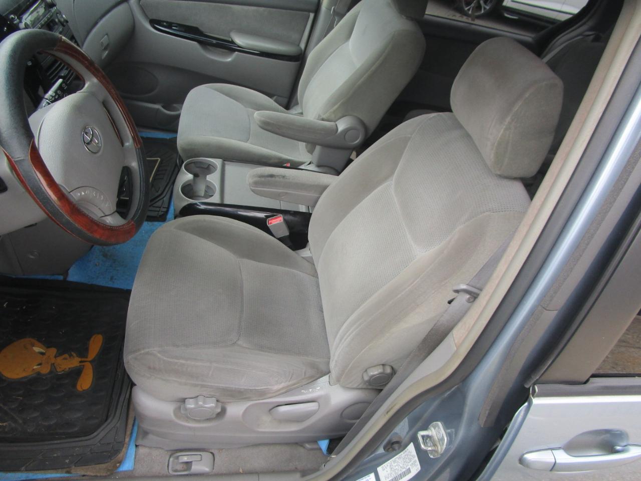 Toyota Sienna LE - 7 Passenger 2004