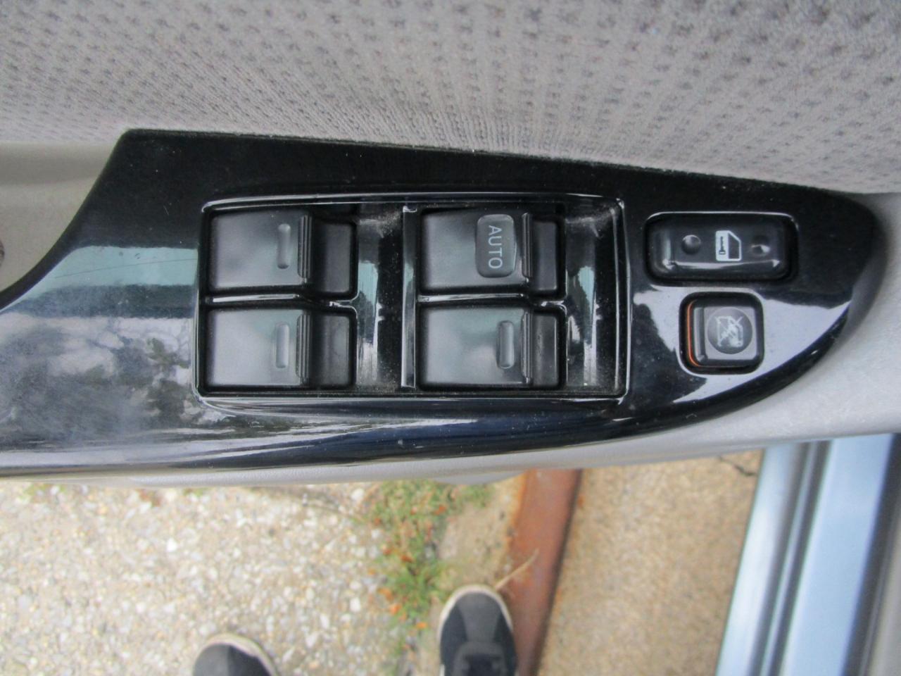 Toyota Sienna LE - 7 Passenger 2004