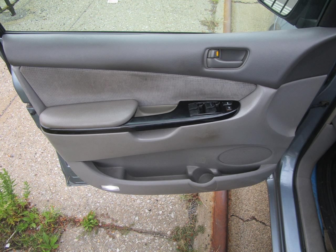 Toyota Sienna LE - 7 Passenger 2004