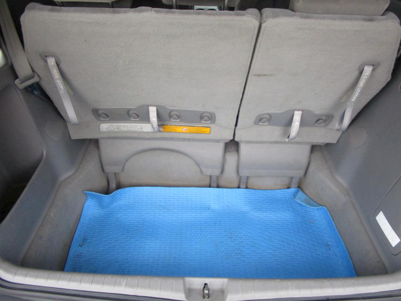 Toyota Sienna LE - 7 Passenger 2004