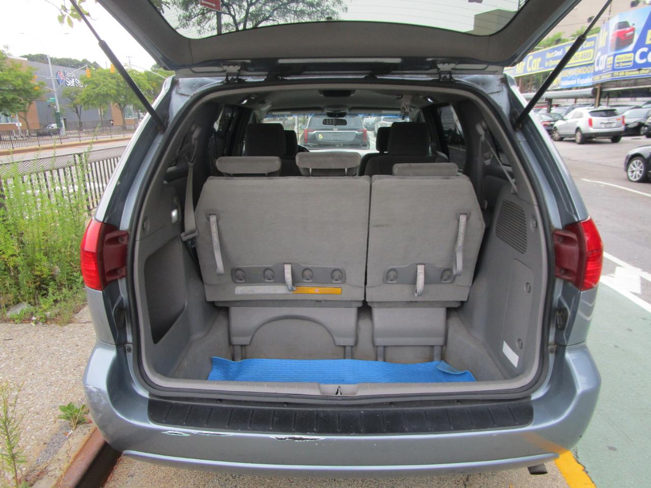 Toyota Sienna LE - 7 Passenger 2004