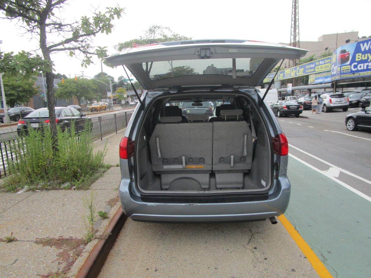 Toyota Sienna LE - 7 Passenger 2004