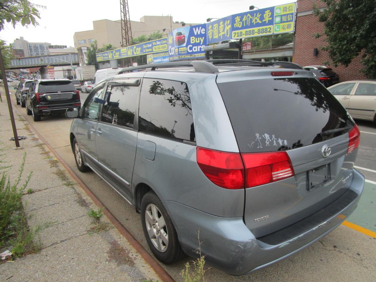 Toyota Sienna LE - 7 Passenger 2004