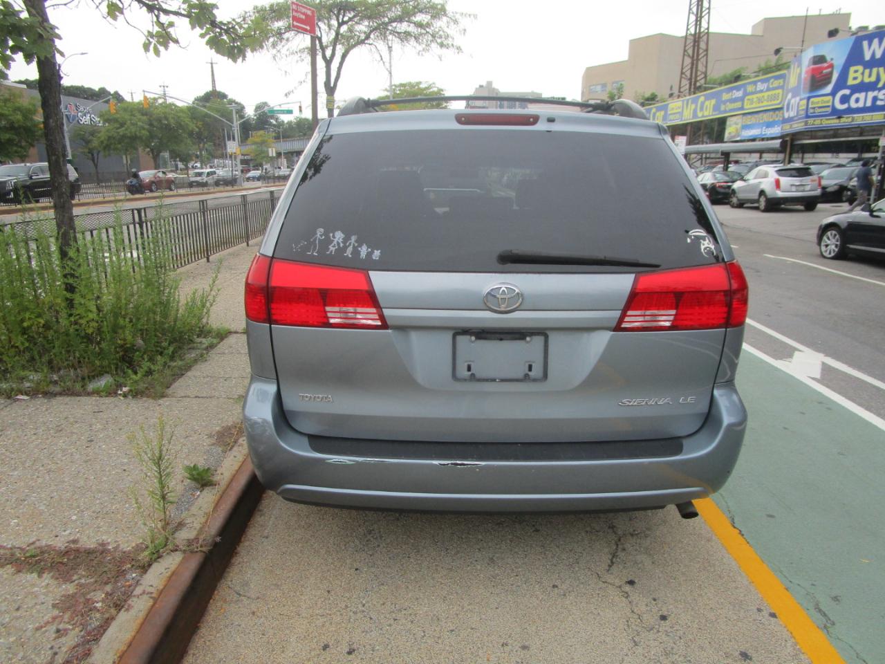 Toyota Sienna LE - 7 Passenger 2004